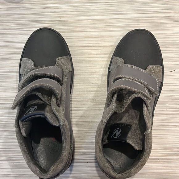 Naturino brand new high top boys shoes. Size 31. Approx size 1 - Picture 2 of 3